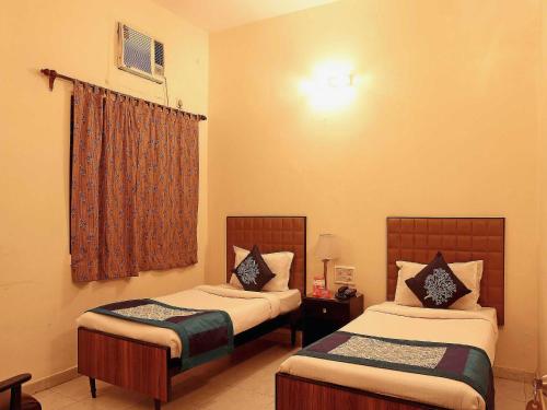 Llit o llits en una habitació de Collection O Hotel Shalimar
