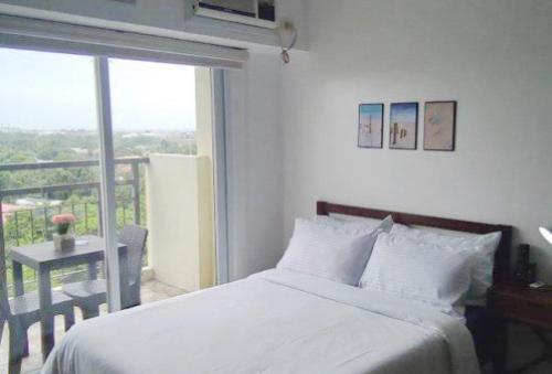 Llit o llits en una habitació de Condo with direct access to shopping mall in Bacolod City