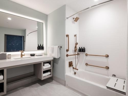 La salle de bains est pourvue d'un lavabo, d'une baignoire et d'un miroir. dans l'établissement Hotel Indigo - Panama City Marina, an IHG Hotel, à Panama City