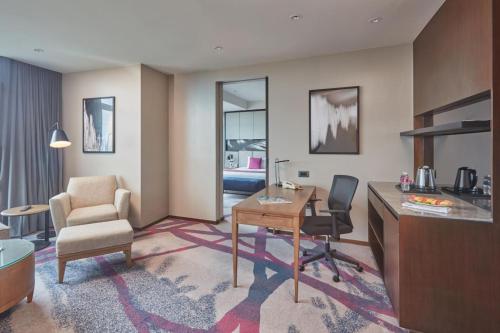 Ruang duduk di Crowne Plaza Manila Galleria by IHG