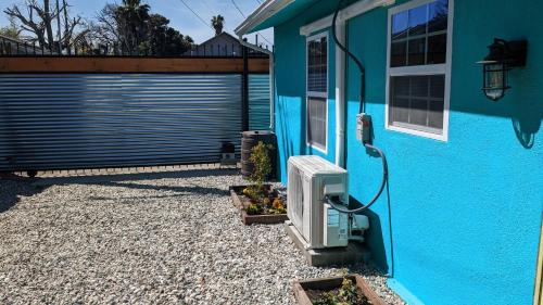 een blauw huis met een televisie aan de zijkant bij Villa di Valli in Los Angeles