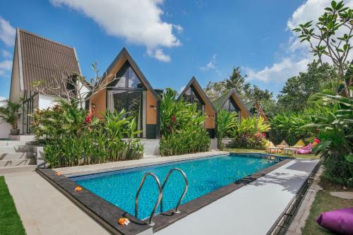 une image d'une villa avec une piscine dans l'établissement Le Cielo Resort Umalas by Maviba, à Canggu