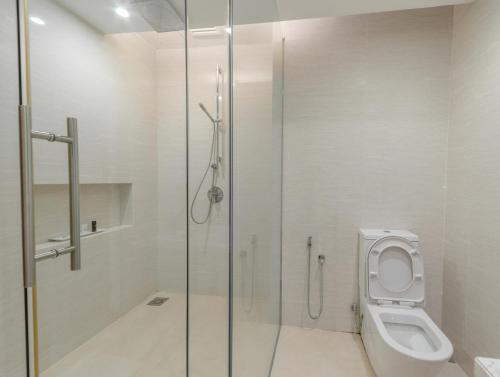 Raia Hotel & Convention Centre Alor Setar في ألور سيتار: حمام مع كشك دش ومرحاض