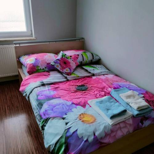 łóżko z kocami i poduszkami w pokoju w obiekcie Zachodnia 8th floor apartment w Krakowie