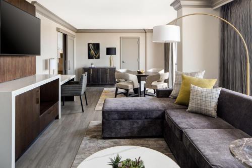 a living room with a couch and a table at Dallas-Addison Marriott Quorum by the Galleria in Addison