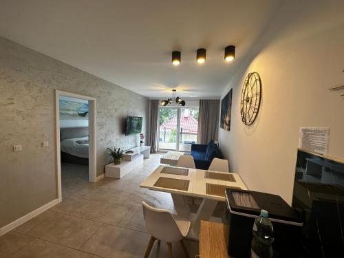 ミエルノにあるApartament Doradoのリビングルーム(ダイニングテーブル付)、