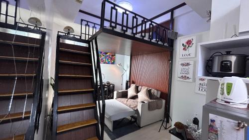 ein kleines Zimmer mit einem Etagenbett und einem Schlafzimmer. in der Unterkunft Kurlix Suites of Azure North in San Fernando