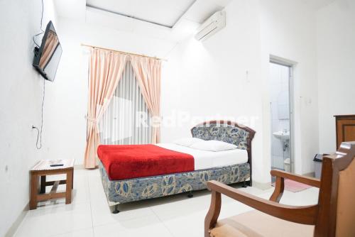 Habitación con cama y ventana en Hotel Borobudur Kemayoran Syariah Mitra RedDoorz, en Yakarta