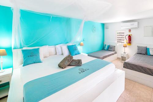 a blue and white bedroom with a large bed at Studio Stmartin in Saint Martin
