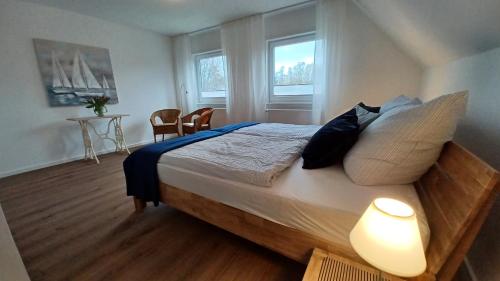 1 dormitorio con 1 cama grande y 1 lámpara en Ferienwohnung Plön am See en Plön