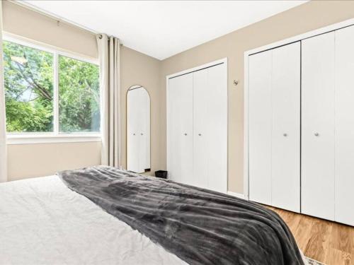 Кровать или кровати в номере Spacious 1BR [End Unit] in the Heart of Roseville