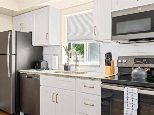 Кухня или мини-кухня в Spacious 1BR [End Unit] in the Heart of Roseville
