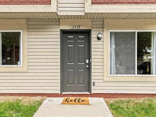 Фасад или вход в Spacious 1BR [End Unit] in the Heart of Roseville