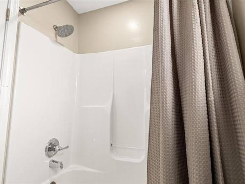 Ванная комната в Spacious 1BR [End Unit] in the Heart of Roseville