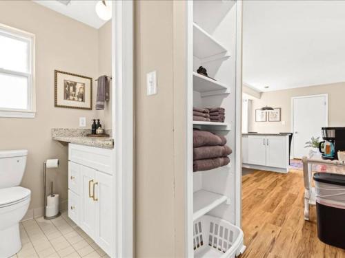 Ένα μπάνιο στο Spacious 1BR [End Unit] in the Heart of Roseville