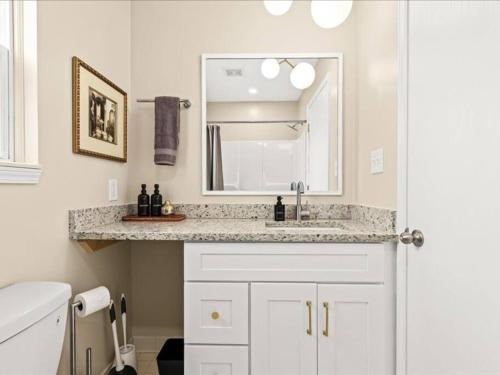 Ванная комната в Spacious 1BR [End Unit] in the Heart of Roseville