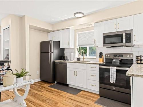 Кухня или мини-кухня в Spacious 1BR [End Unit] in the Heart of Roseville
