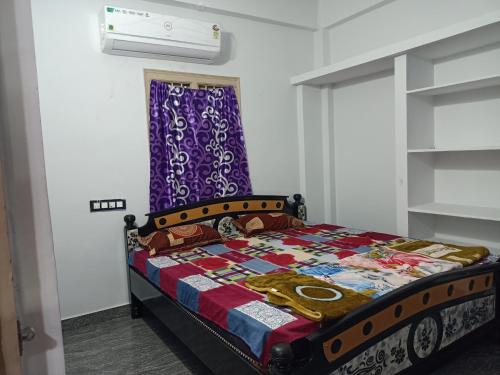 Cama ou camas em um quarto em Sri Govinda nilayam home stay 1