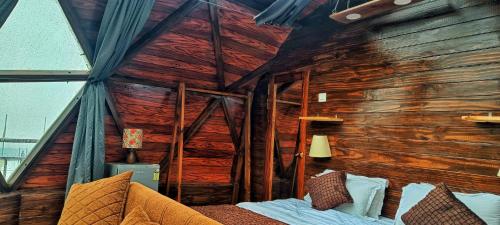 Ένα ή περισσότερα κρεβάτια σε δωμάτιο στο Starlit Dome Mcleodganj