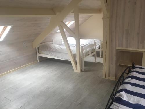 Кровать или кровати в номере Le petit belge