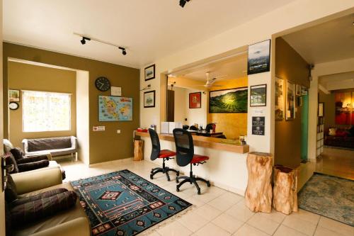 Golden Lodge في تاناه راتا: غرفة معيشة مع أريكة وطاولة