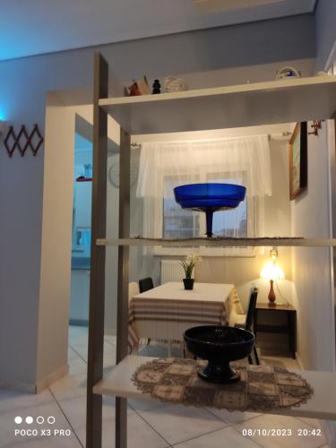 een kamer met een tafel en een blauwe kom op een plank bij Smart home,voice activated apartment in kalamata in Kalamata