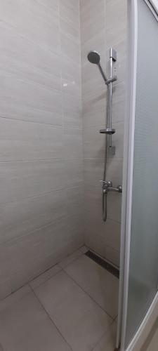 ein Bad mit einer Dusche und einer Glastür in der Unterkunft Coco Lux Mon Amour in Grand Baie