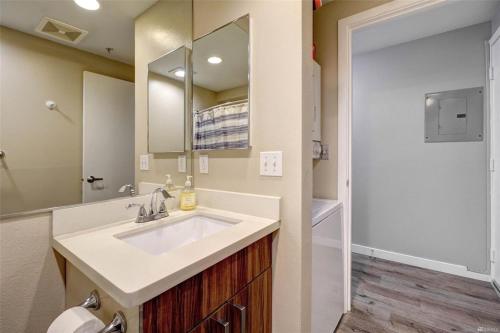 een badkamer met een wastafel en een spiegel bij 1BR Condo, Air Conditioning, FREE Parking, Rooftop View in Seattle