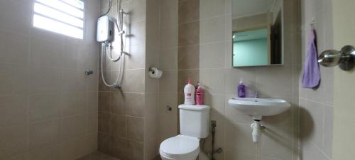 uma casa de banho com um chuveiro, um WC e um lavatório. em Casa Klebang @ Ipoh homestay em Chemor