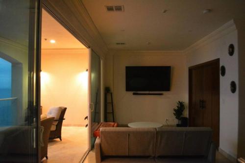 TV a/nebo společenská místnost v ubytování Ocean Front Condo @ Las Olas Grand