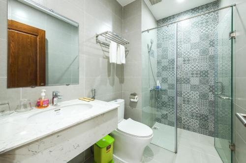 a bathroom with a sink and a toilet and a shower at LP rental - Minimalist Studio Apartments in Thu Dau Mot