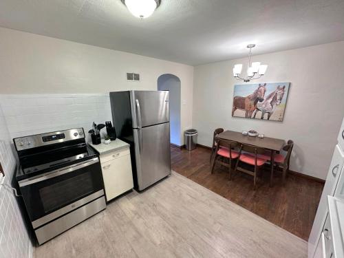 Køkken eller tekøkken på Urban Chic South City Retreat