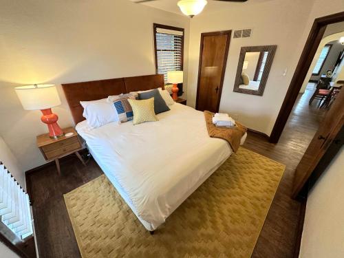 En eller flere senge i et værelse på Urban Chic South City Retreat