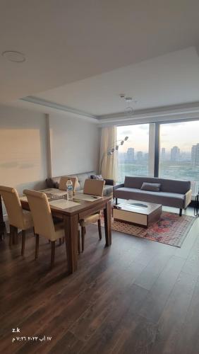 ein Wohnzimmer mit einem Tisch und einem Sofa in der Unterkunft istanbul7 in Istanbul