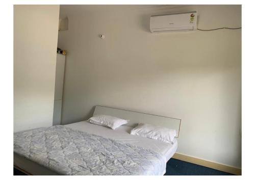 - une chambre climatisée avec un lit et 2 oreillers dans l'établissement Tamanna House., à Morni