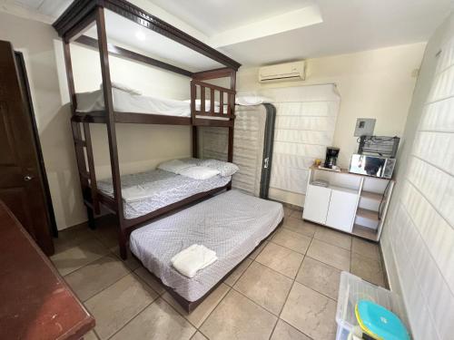 AcajutlaにあるLas Veraneras Villa - Pet Friendlyの二段ベッド2組が備わる客室です。