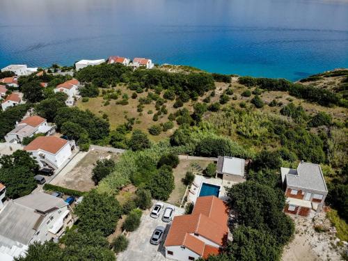 una vista aérea de una casa junto al océano en Villa Pag Dubrava Relax with Pool en Pag