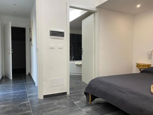 a bedroom with a bed and a bathroom at Agriturismo Il Casolare in Poppi
