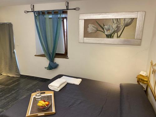 a room with a tray of fruit on a bed at Agriturismo Il Casolare in Poppi