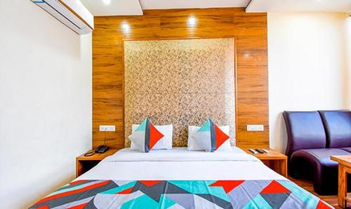 een hotelkamer met een bed en een stoel bij FabExpress Black Diamond in Zirakpur
