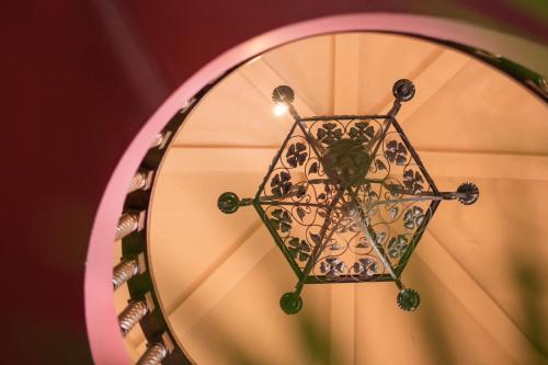 a mirror with a reflection of a chandelier at Hotel Casa Colon in San José