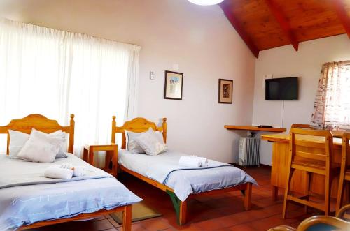 Giường trong phòng chung tại De Werf Lodge