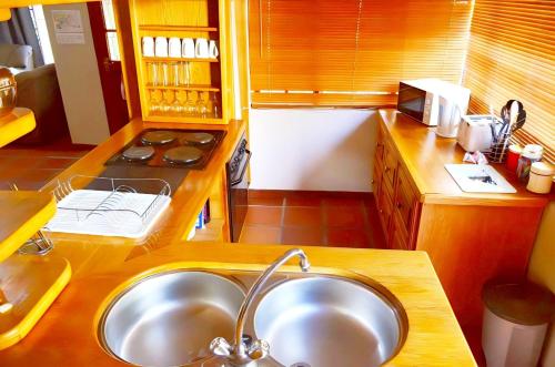 Kuchyň nebo kuchyňský kout v ubytování De Werf Lodge