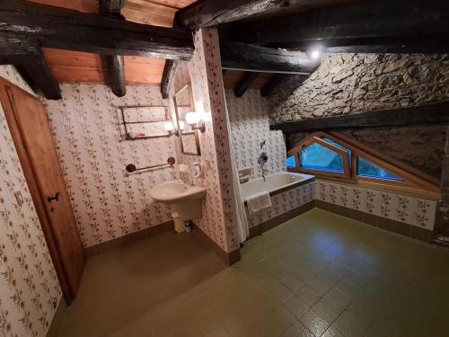 an overhead view of a bathroom with a sink and a tub at A casa di Gio' in Laggio