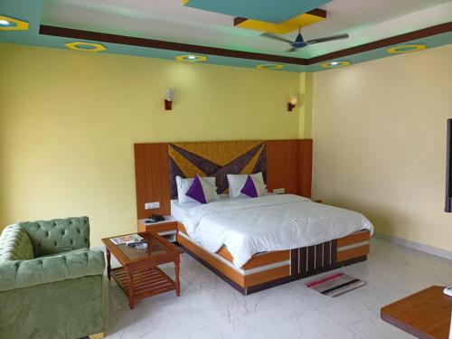 Postel nebo postele na pokoji v ubytování ST Apple Beach Resort Mandarmani