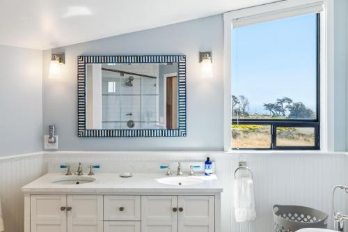 La salle de bains est pourvue de 2 lavabos et d'un miroir. dans l'établissement Mar Vista, à Bodega Bay