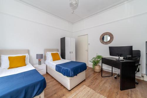 Posteľ alebo postele v izbe v ubytovaní The Orange Garden 2 bed Serviced Apartment near Notting Hill Portobello Market