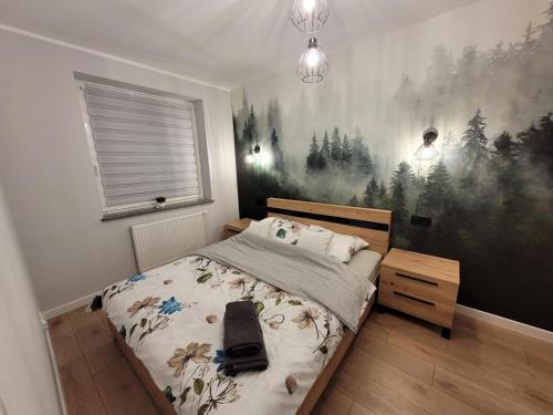una camera da letto con un letto e un dipinto sul muro di Fresh Apartment Great Location a Białystok