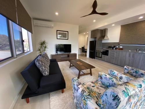 un soggiorno con divano e tavolo di Island Villas a Thursday Island