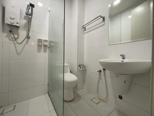 een badkamer met een douche, een toilet en een wastafel bij The Wave - Kota Laksamana -- Pool View -- 6 pax in Melaka